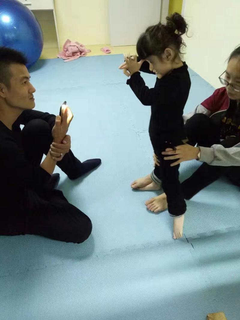 夫妻收养重病弃婴16年花费50万,夫妇收养弃婴近7年无法落户上学