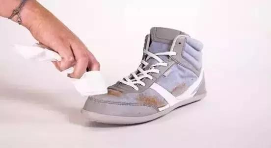 鞋子上的泥巴污渍怎么去除,怎样清理鞋边的污渍划痕