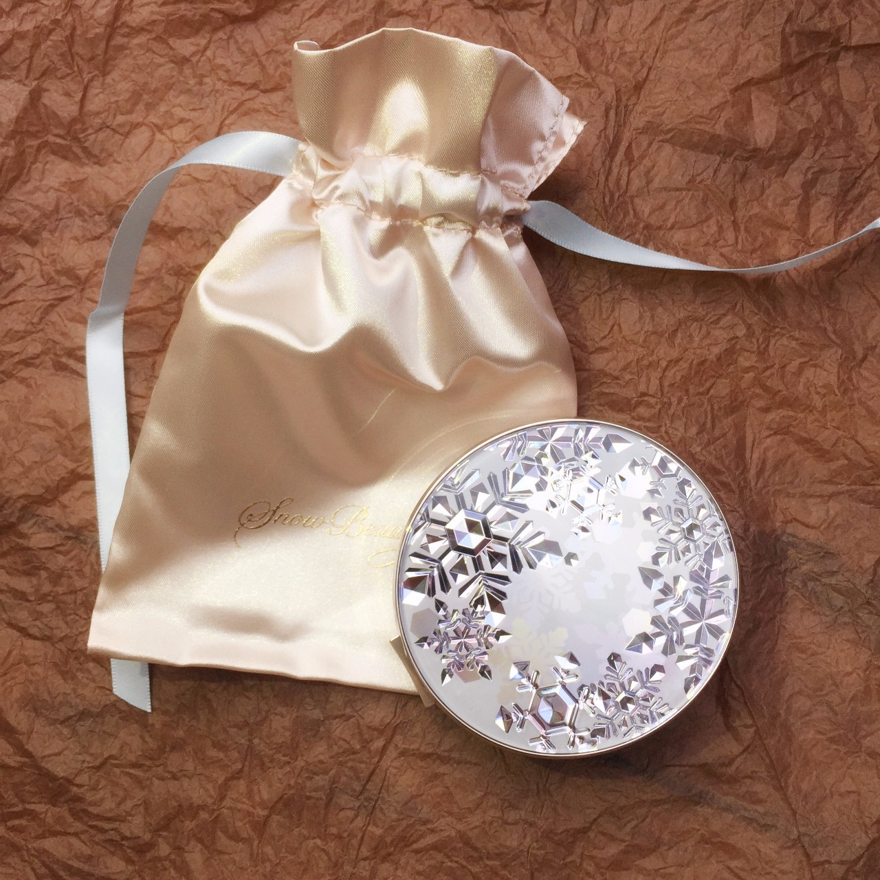 蜜粉和散粉不一样吗,蜜粉散粉粉饼的区别和使用