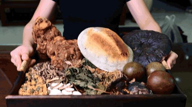 龟界百事通做的龟苓膏，煲前还要先玩火