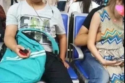 爸爸吻女儿还一起洗澡，这样“畸形”的爱，配称为爱吗？