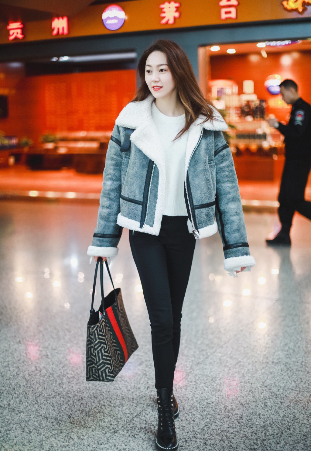 剧中她嫁老板杨幂的未婚夫，穿机车服配紧身裤，大长腿不输杨幂