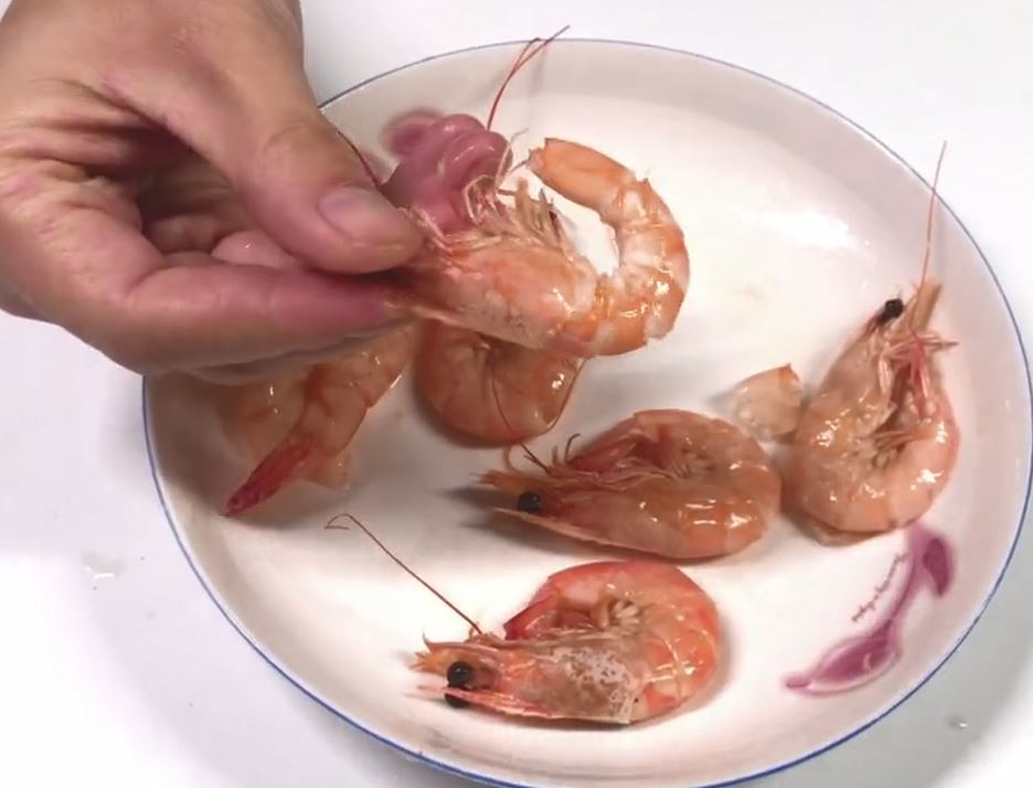 教你最快的剥虾皮方法，吃货朋友偷偷教我的，一大盘虾都不够你剥