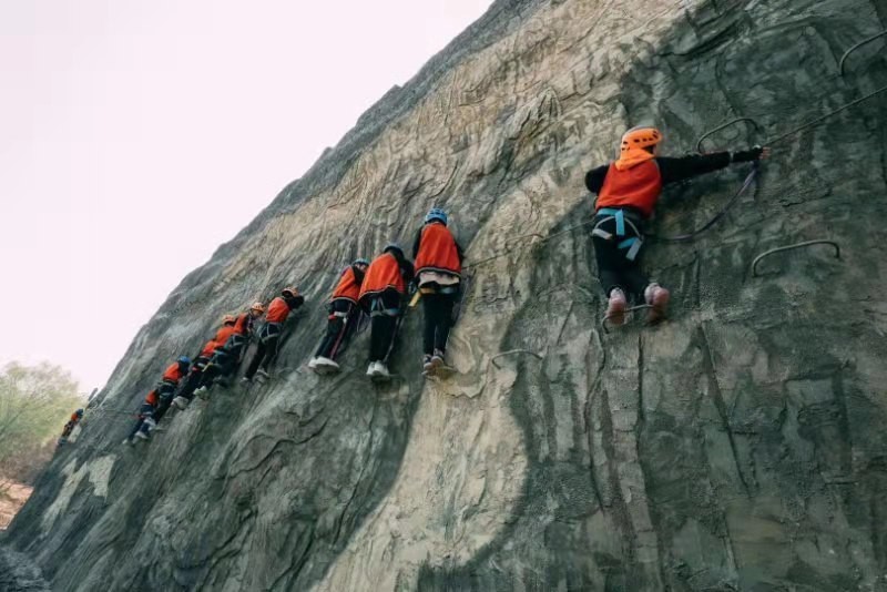 足球小镇建业网红桥,建业足球小镇攀岩