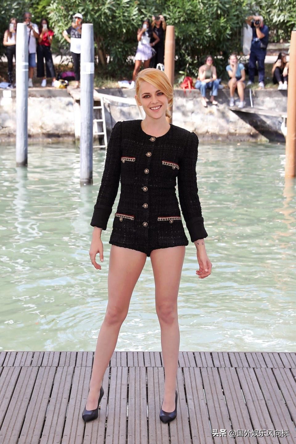 克里斯汀·斯图尔特穿着超短的连体裤出席威尼斯电影节