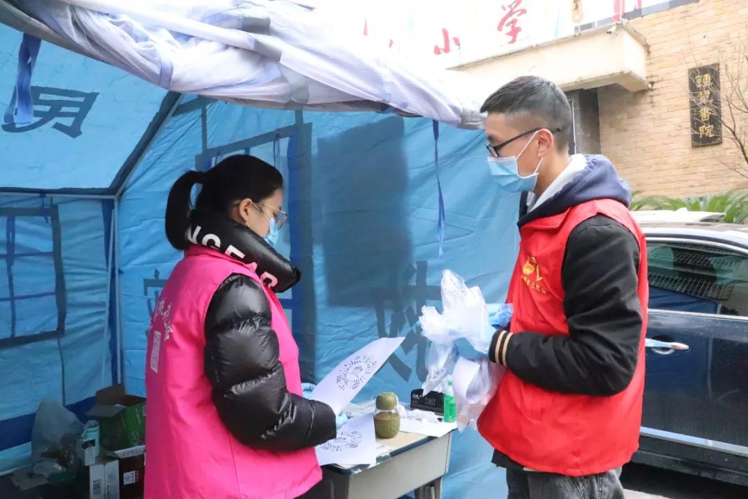 袁慧伦：一抹志愿红，温暖“战疫”路