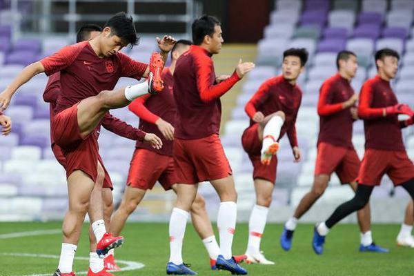 中国球迷为国足助威视频,球迷为中国男足加油名场面