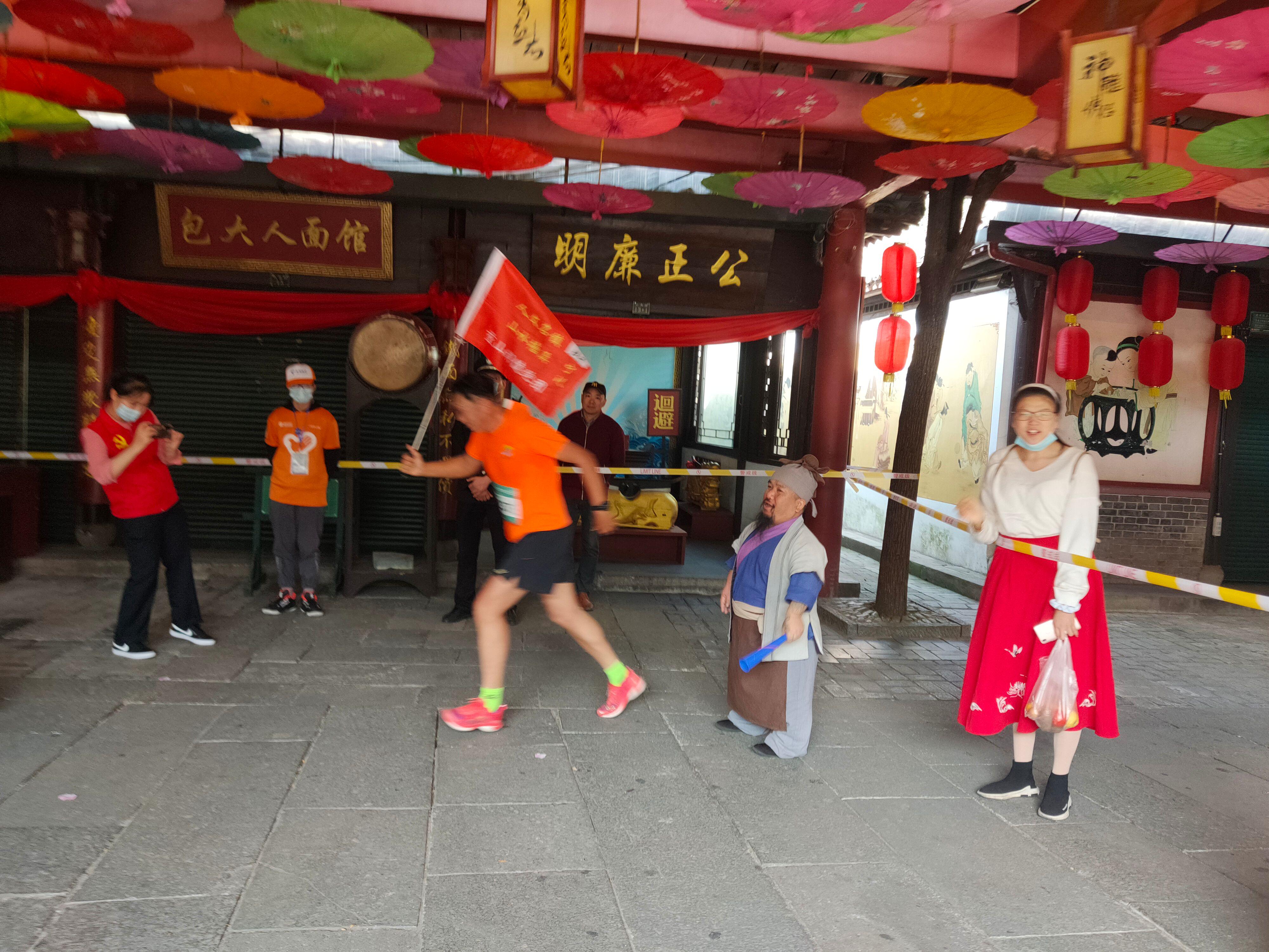 首个全马2022年超燃视频,横店马拉松2023全马颁奖直播