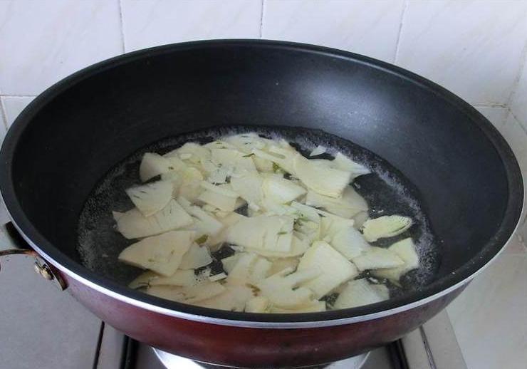 春笋的家常做法春笋焯水后怎么炒,炒春笋时只焯水就错了多加2步