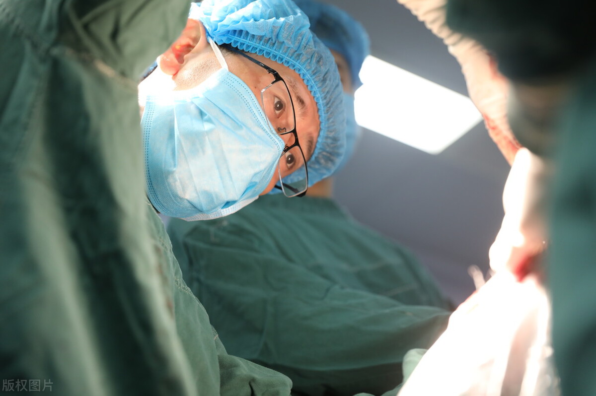 怎么判断是帕金森还是原发性震颤,手抖特发性震颤和帕金森是一个病