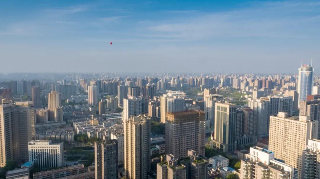 向对面出租屋射了一箭：80后妈妈王莹在城中村的实验艺术