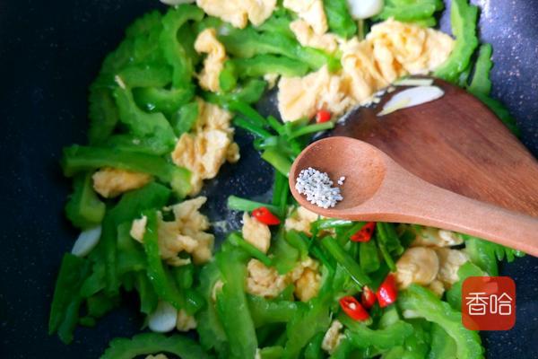 大厨炒苦瓜的做法,炒苦瓜不苦的秘诀