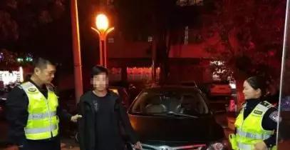 男童开轿车副驾驶坐着小女孩,男童坐副驾驶