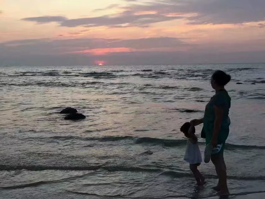 带着孙女去海边,奶奶带着小孙女在北海涠洲岛玩
