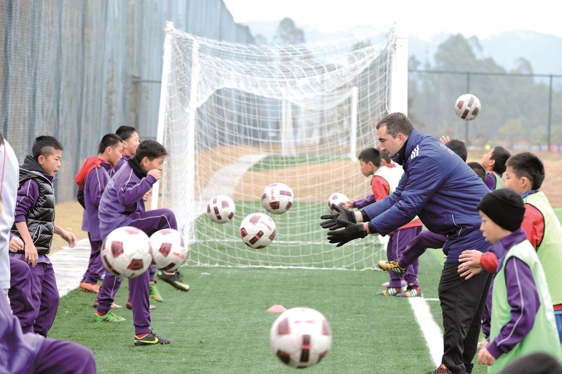 足球青训用实际行动支持国足,中国足球青训发展三大目标