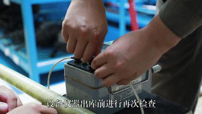 他们为14万支绝缘子集体“洗澡”