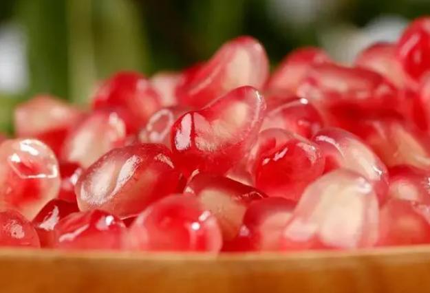 秋天吃石榴身体会收获5大好处,秋天吃石榴的利与弊
