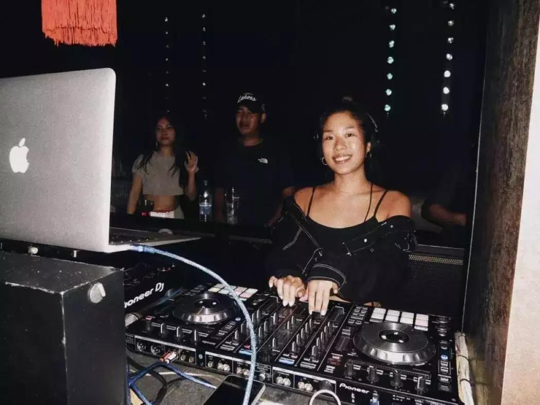 除了那位「E奶」女孩以外,DJ圈还有许多值得关注的小姐姐存在！