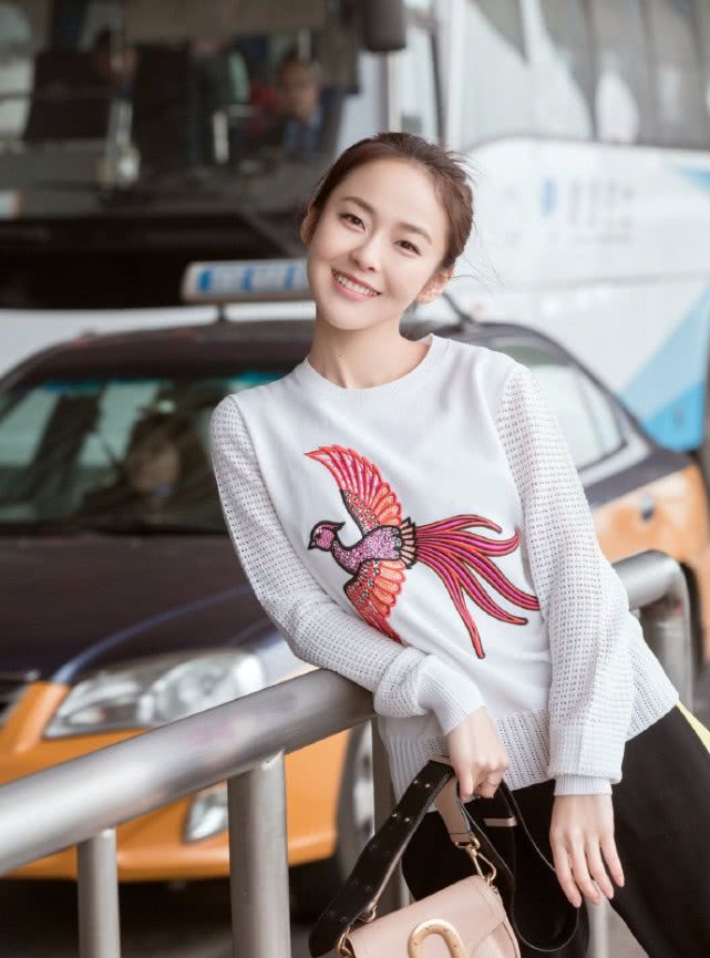 张佳宁活力登场！白色卫衣搭配运动裤和小白鞋，清新舒适又可爱