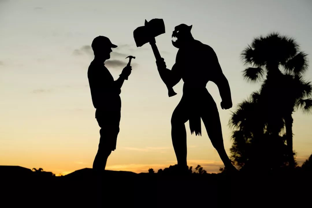 这个男人拍的漫画剪影，小孩看笑了，大人却哭了......