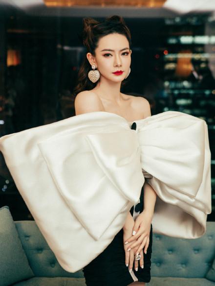 适合夏天扎的头发气质又减龄,永不落伍的减龄扎头发