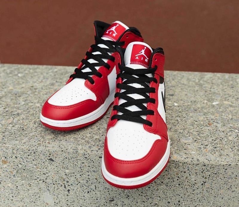 如何鉴别airjordan1mid新款黑白,airjordan1mid蓝色真假对比