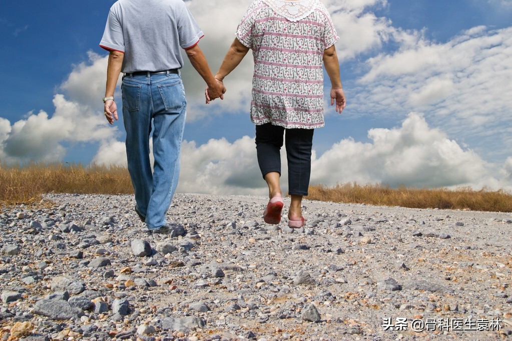 上楼梯时突然会有腿无力现象,上下楼梯腿打软是什么原因