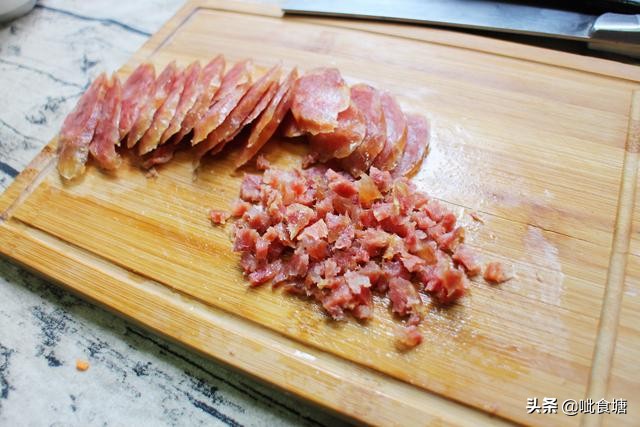 香椿炒鸡蛋正确做法先别着急下锅,香椿炒鸡蛋简单易学你会了吗