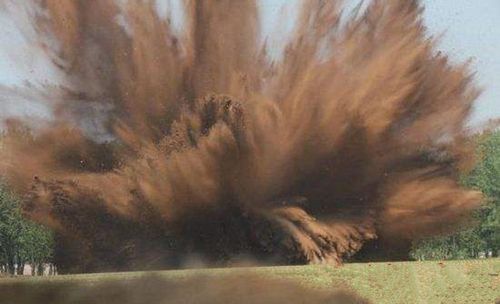 工地挖出巨型航空弹完整版,工地挖出巨型航空弹