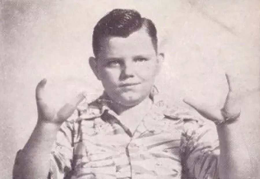 家暴谋杀却逍遥法外，先天畸形反而助长“龙虾男孩”的邪恶