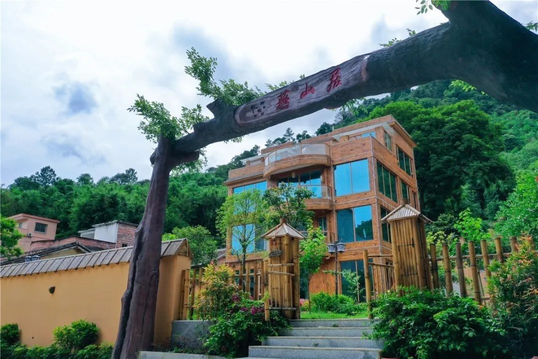 这5家海景民宿躺在床上就能看海,极有格调的纯白泳池民宿