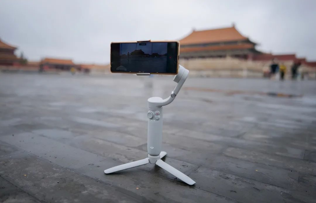 智云5和大疆om5哪个性价比更高,大疆om5稳定器放大功能不能放大