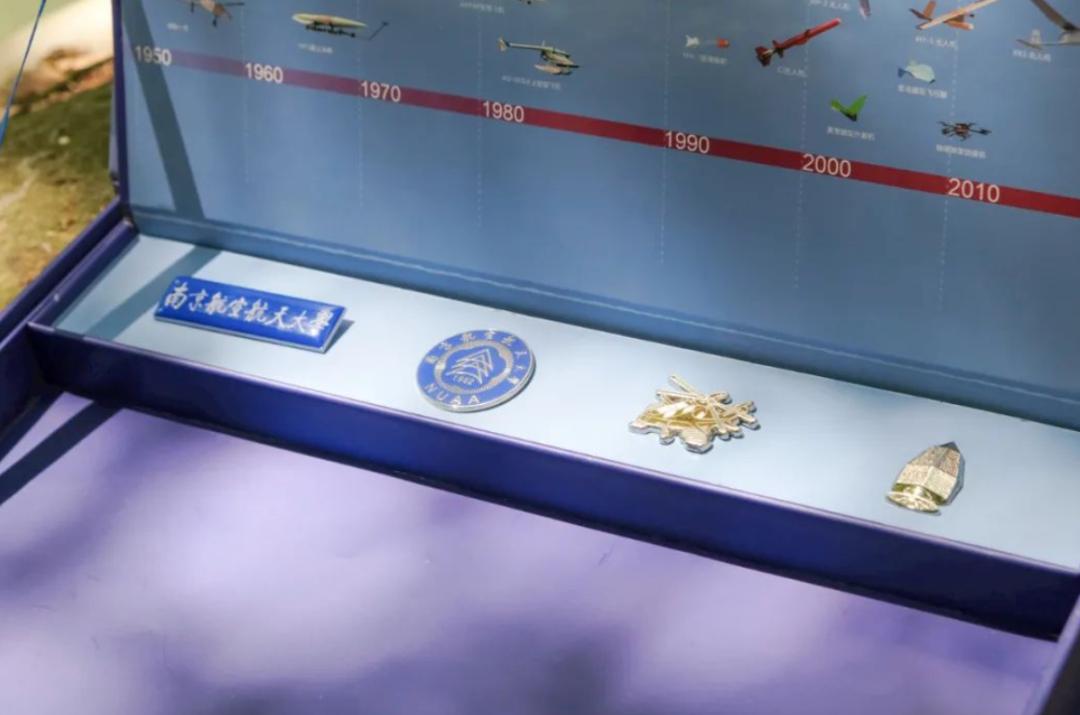 2021高校录取通知书设计！黑科技芯片、酸性镭射、星空灯…