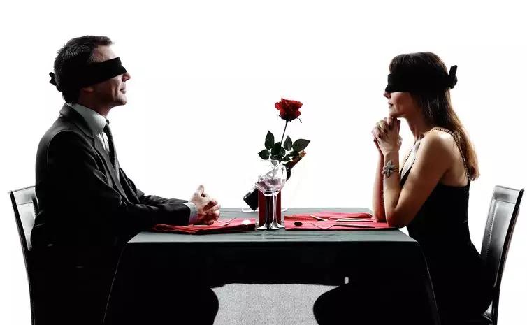 发现老婆跟初恋联系了怎么挽回,妻子和初恋一直保持联系说明什么