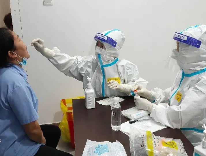 抗疫战场党旗飘扬,抗疫党旗在风雪中飘扬