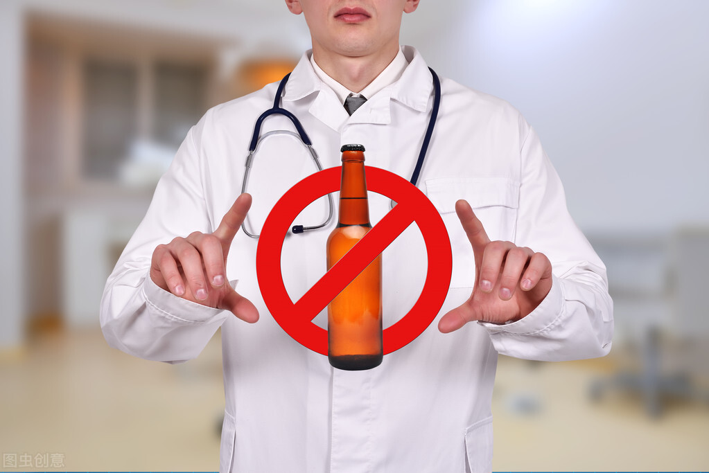 高血压能吸烟喝酒么,高血压和吸烟喝酒有关系吗