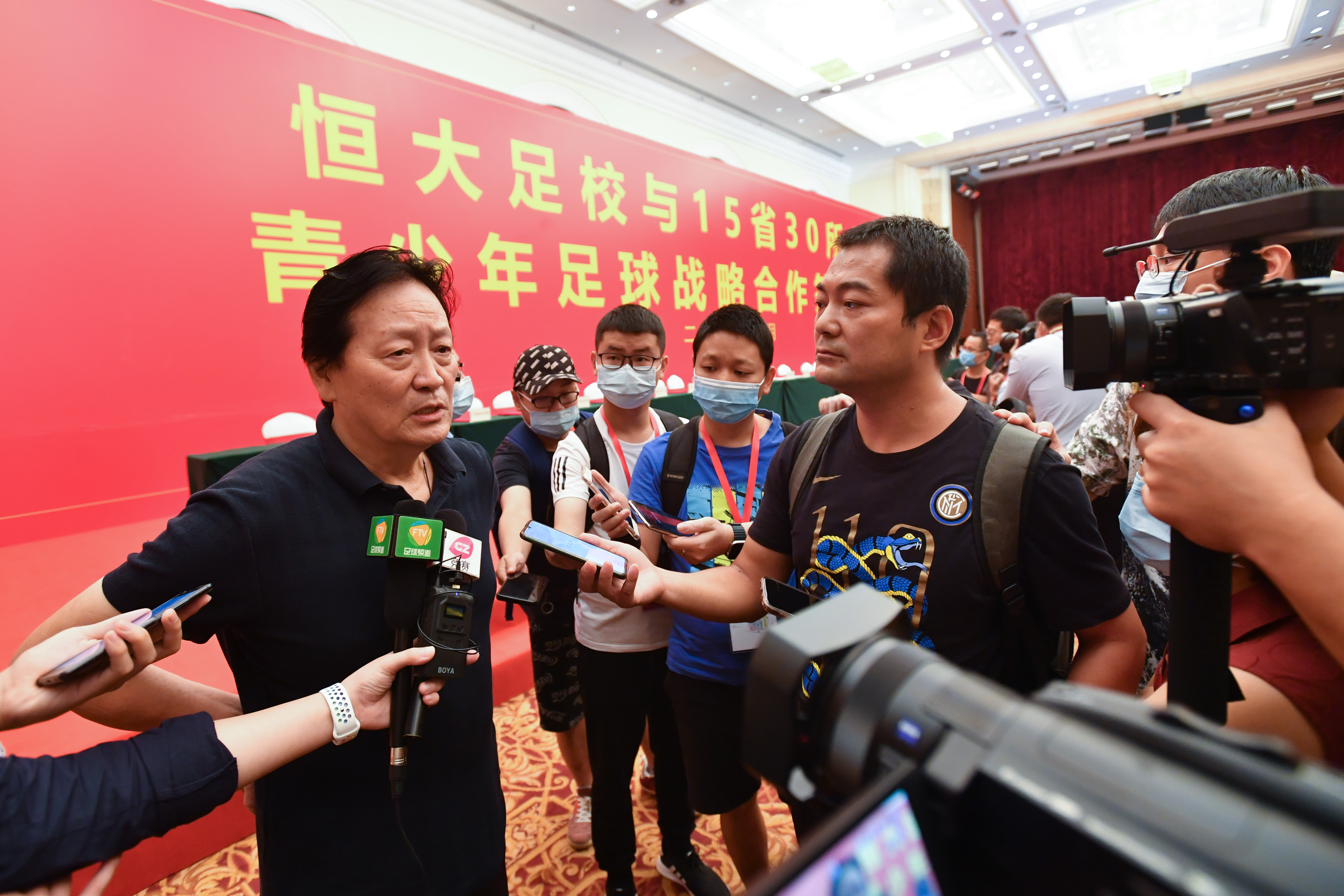 恒大为中国足球做出巨大贡献,恒大铁腕治军为中国足球树立榜样