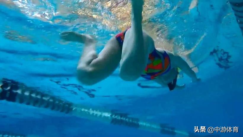 中游体育波浪式蛙泳陆上模仿,蛙泳收蹬腿时两腿动作不对称