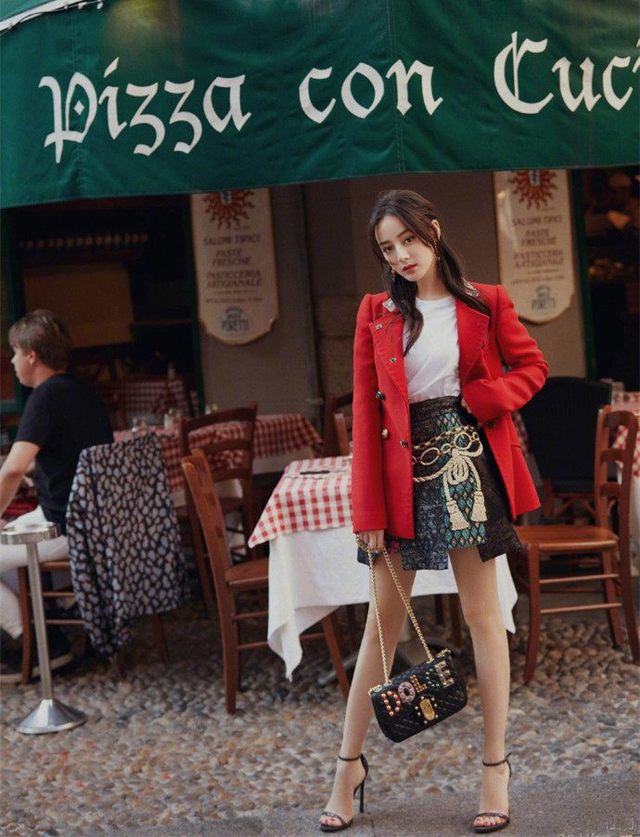 那个穿红衣服的女孩,女孩穿红衣服