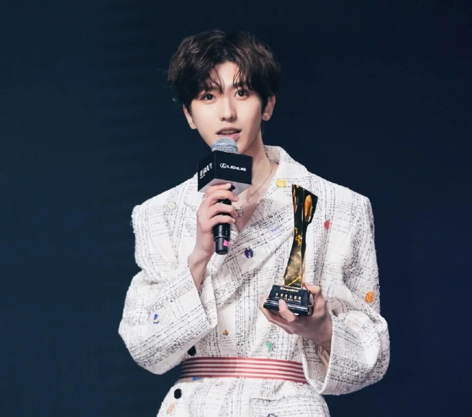 2019蔡徐坤代言篮球,蔡徐坤键盘