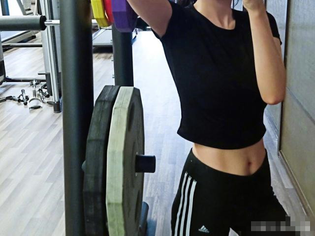 杨幂喝奶茶，这一操作很惊人！莫非怕被自己的脚臭熏到？