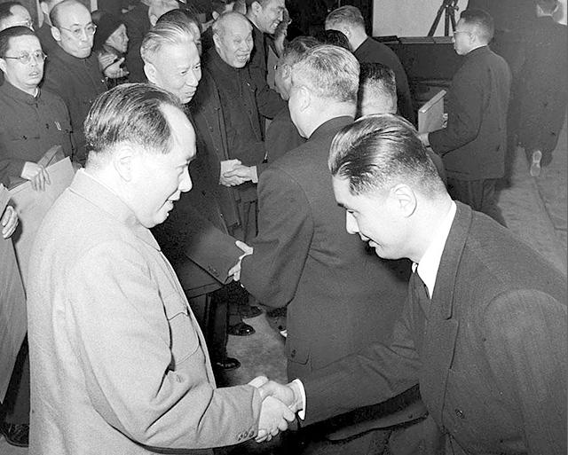 1986年,*小平邓**在京会见荣氏家族:你们就像杨家将,是有功的