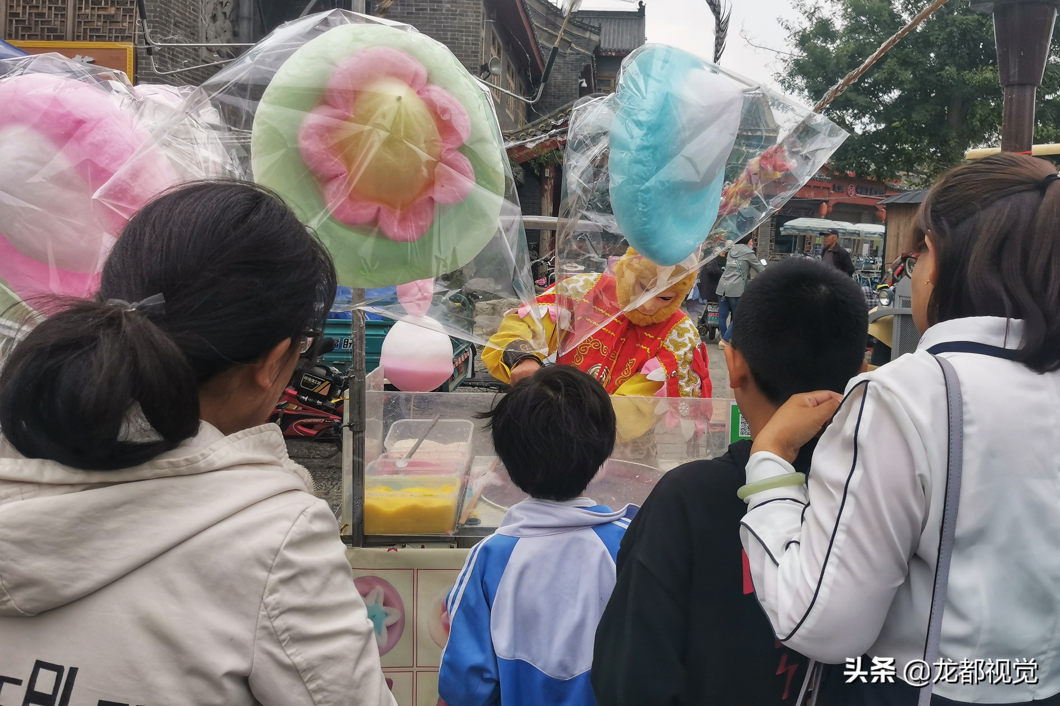 19岁摆摊小哥卖棉花糖,男子卖棉花糖