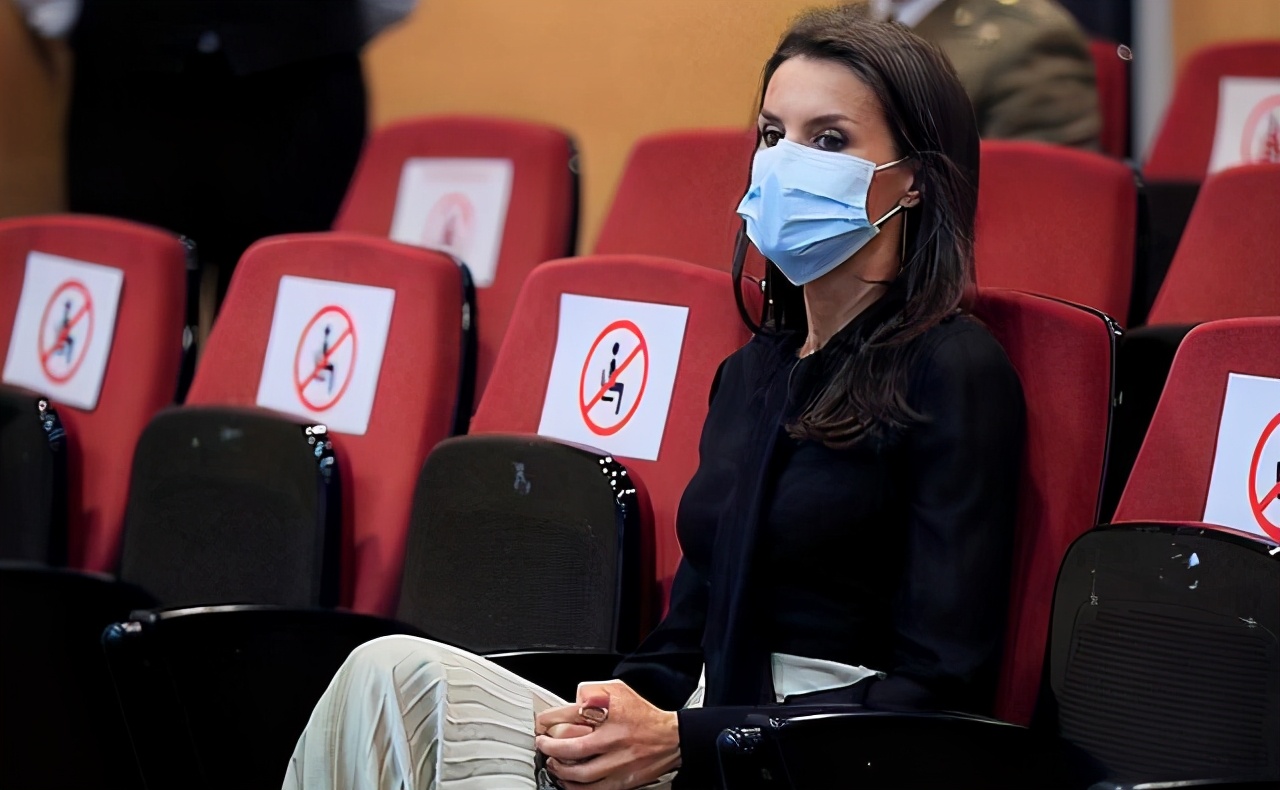 王后莱蒂齐亚穿衣搭配,莱蒂齐亚王后惊艳亮相