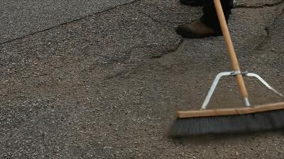 路面贴的胶带,路面凹凸不平坑坑洼洼