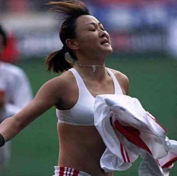 中国女足脱球衣庆祝动作,中国女足秀腹肌白斩鸡