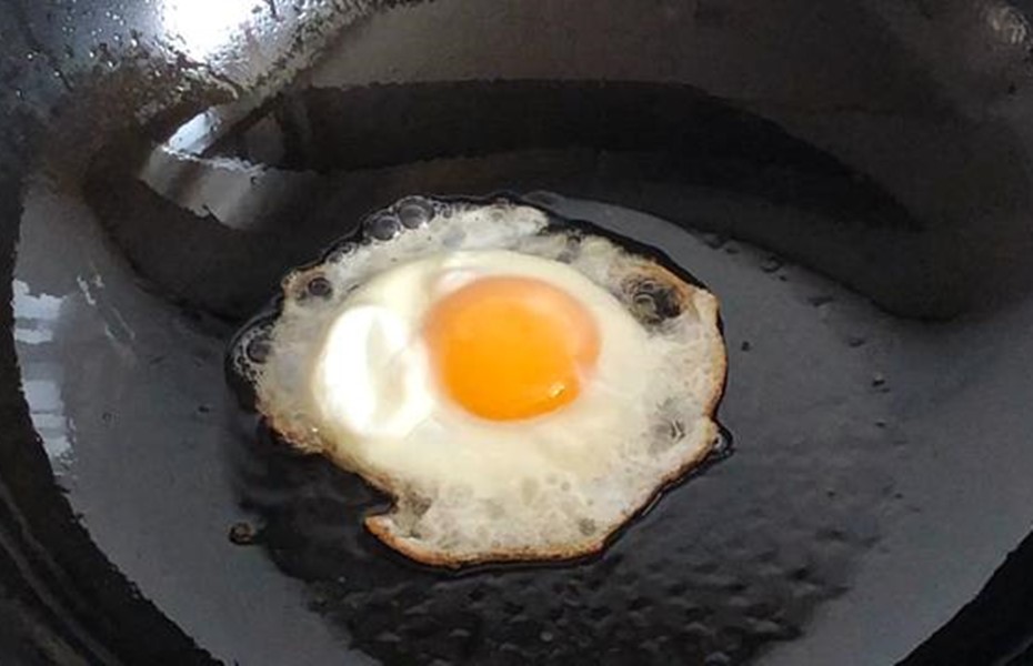 铁锅怎么煎荷包蛋不粘锅不碎,荷包蛋怎么煎不粘锅做法步骤