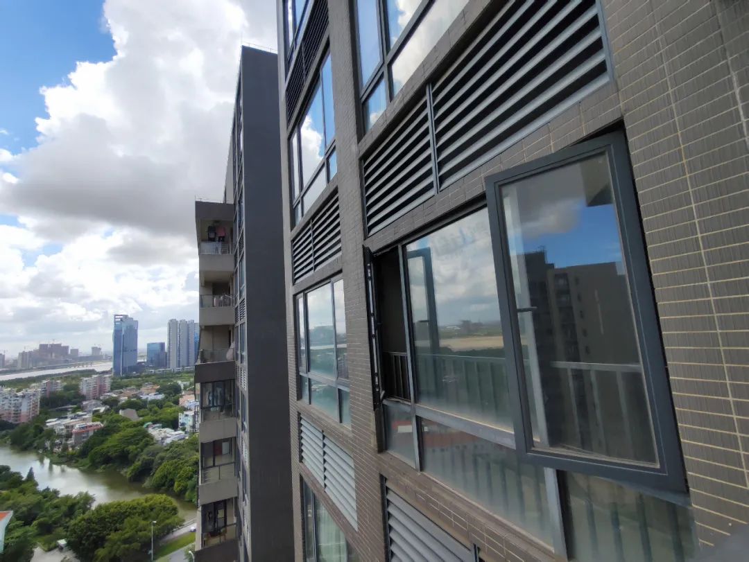 卧室小怎么安排沙发和床,主卧小怎么布置床和衣柜