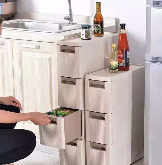 头一次见人装窗帘不用窗帘杆,头次见有人这样装衣柜