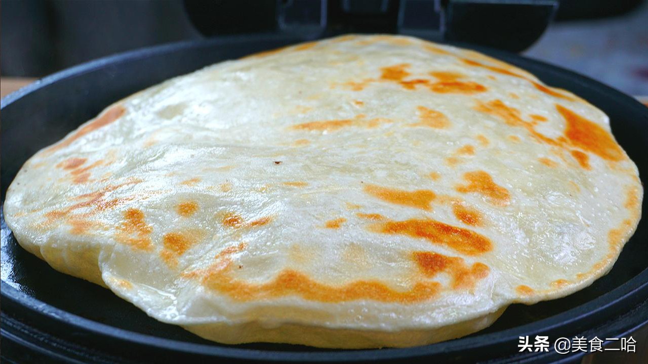 大饼表面干硬怎么回事,烙饼柔软起层有秘诀教你这3个